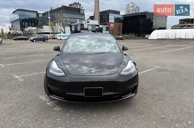 Седан Tesla Model 3 2022 в 