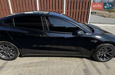 Седан Tesla Model 3 2022 в 
