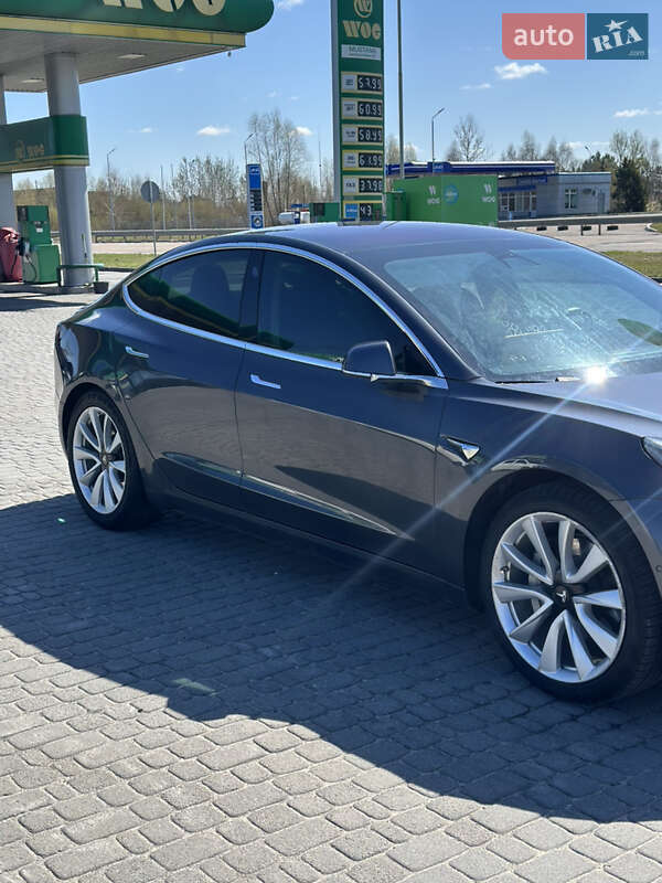Седан Tesla Model 3 2018 в Любомлі