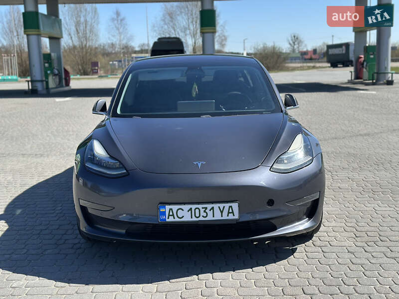 Седан Tesla Model 3 2018 в Любомлі