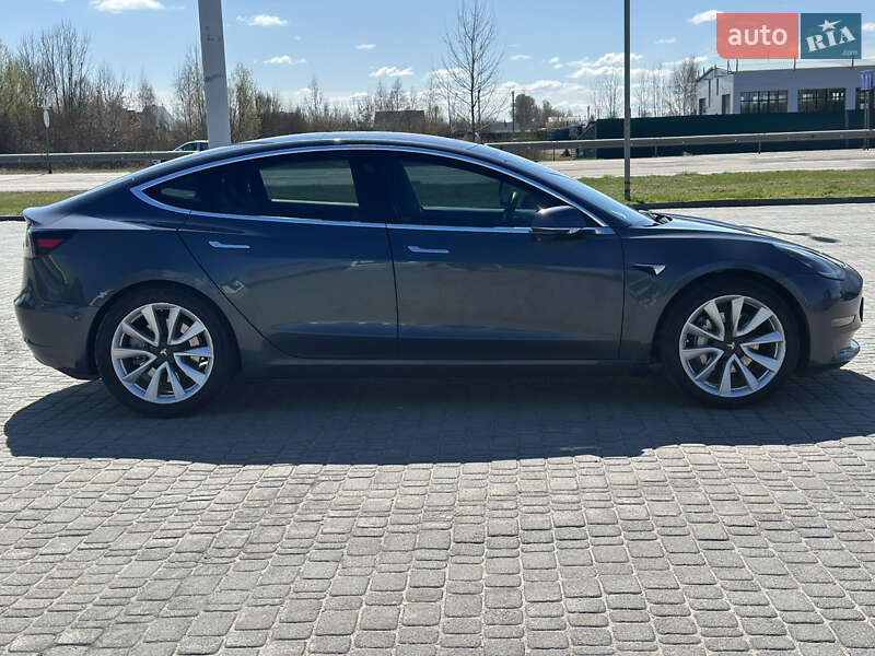 Седан Tesla Model 3 2018 в Любомлі