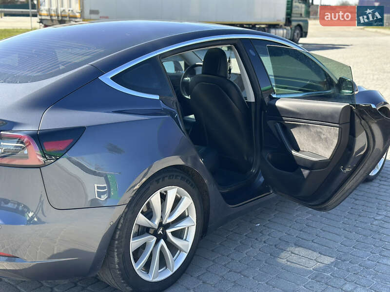 Седан Tesla Model 3 2018 в Любомлі