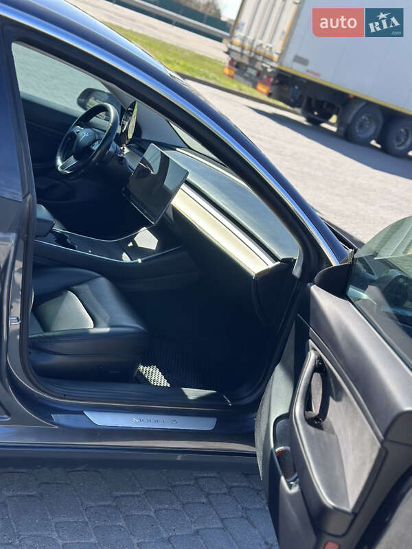 Седан Tesla Model 3 2018 в Любомлі