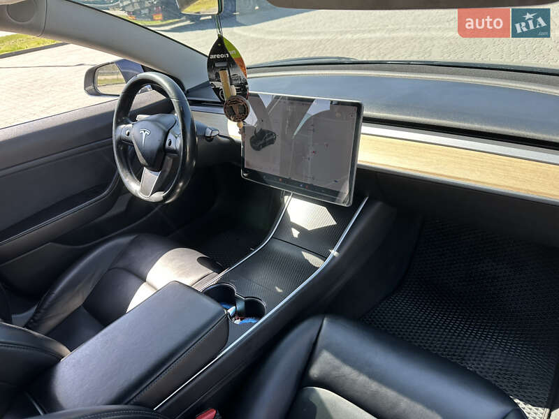 Седан Tesla Model 3 2018 в Любомлі