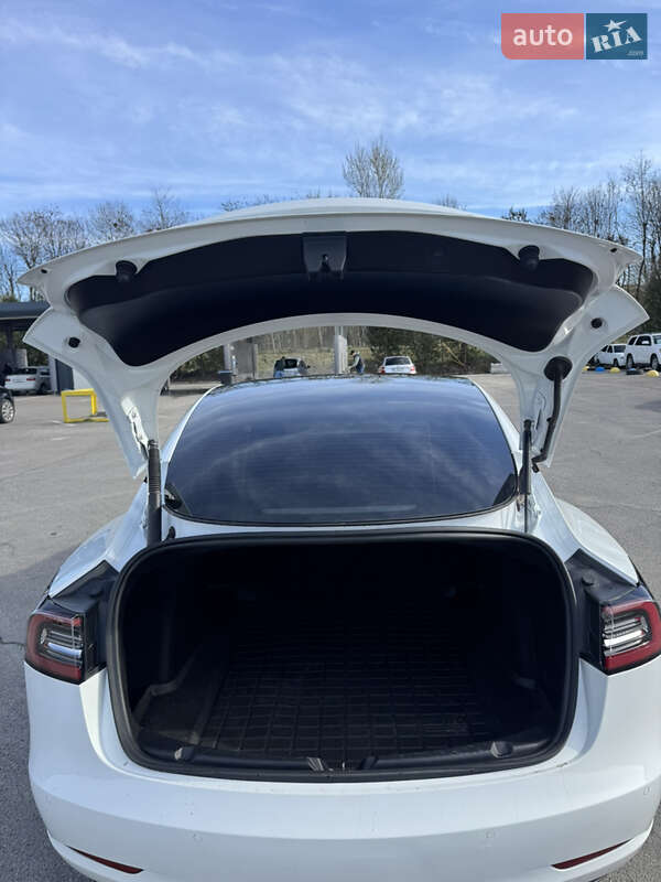 Седан Tesla Model 3 2021 в Львове