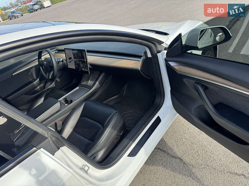 Седан Tesla Model 3 2021 в Львове