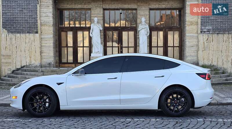 Седан Tesla Model 3 2018 в Ужгороде