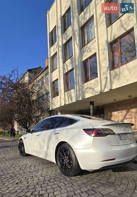 Седан Tesla Model 3 2018 в Ужгороде