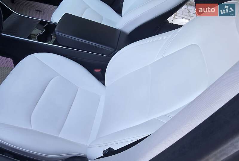 Седан Tesla Model 3 2018 в Ужгороде
