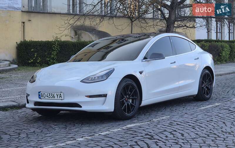 Седан Tesla Model 3 2018 в Ужгороде