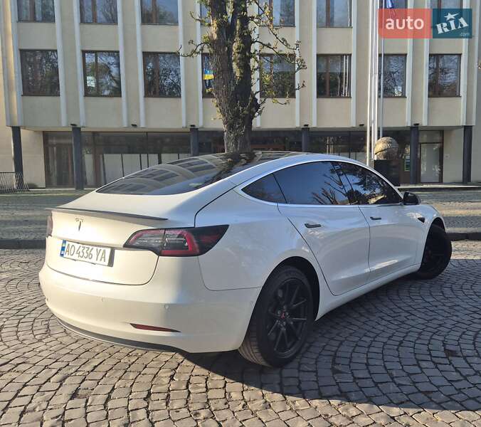 Седан Tesla Model 3 2018 в Ужгороде