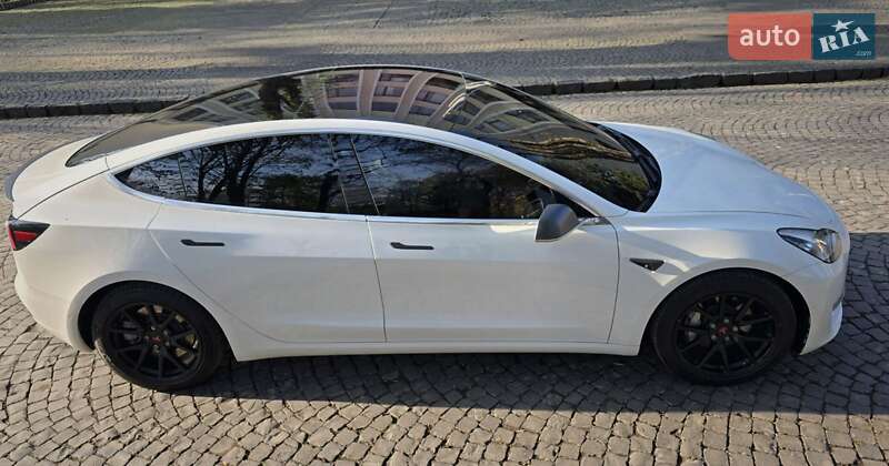 Седан Tesla Model 3 2018 в Ужгороде