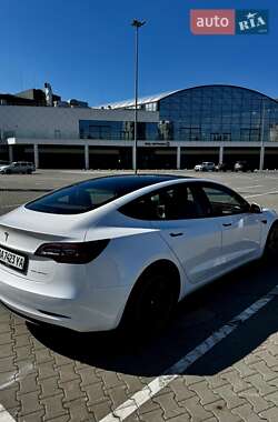 Седан Tesla Model 3 2022 в 