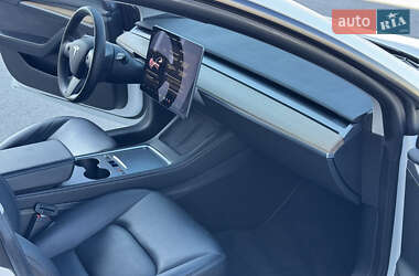 Седан Tesla Model 3 2022 в 