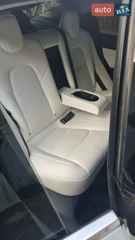 Седан Tesla Model 3 2018 в Ужгороде