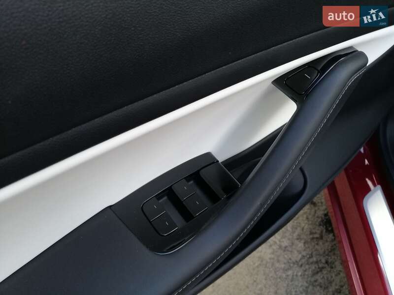Седан Tesla Model 3 2018 в Черкасах
