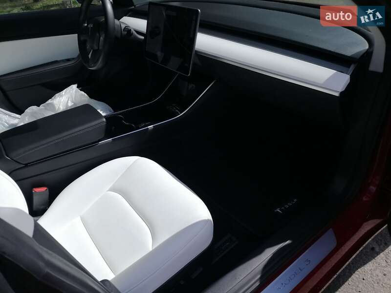 Седан Tesla Model 3 2018 в Черкасах