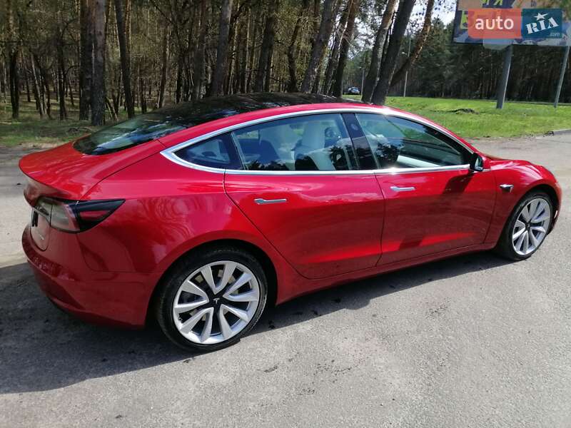 Седан Tesla Model 3 2018 в Черкасах