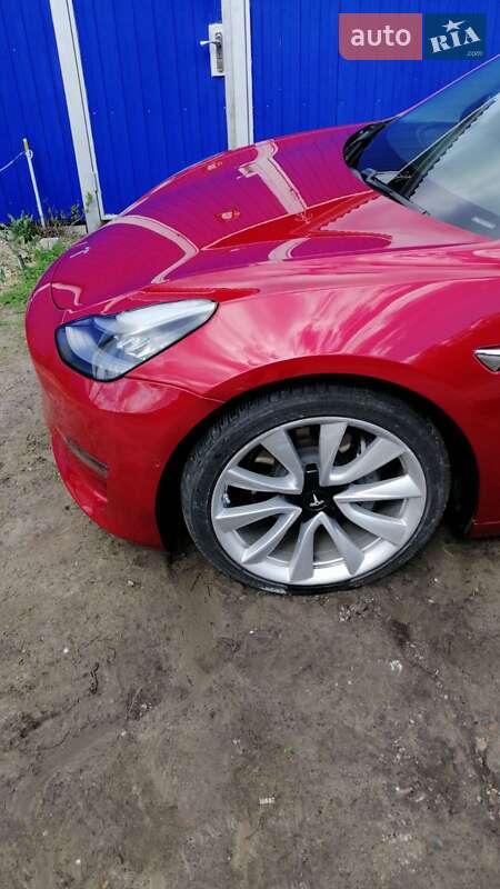 Седан Tesla Model 3 2018 в Черкасах
