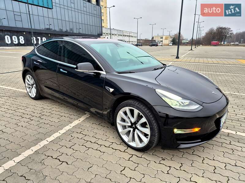Седан Tesla Model 3 2018 в Львове