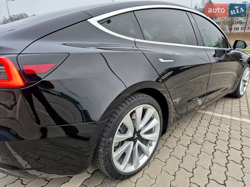 Седан Tesla Model 3 2018 в Львове