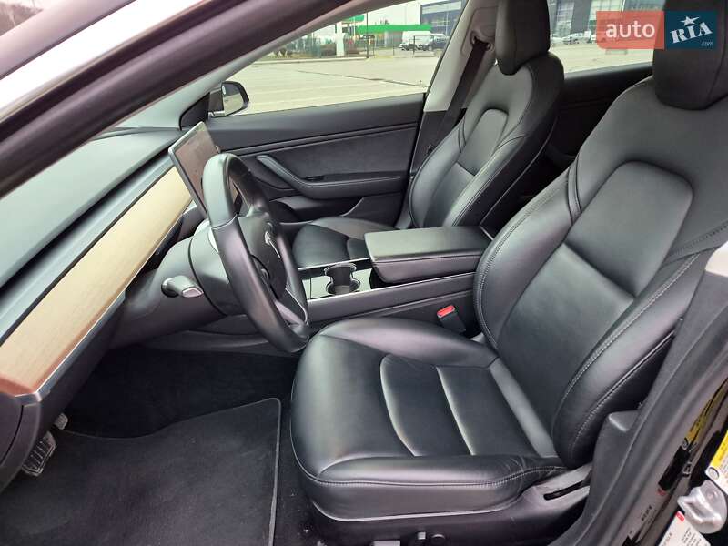 Седан Tesla Model 3 2018 в Львове