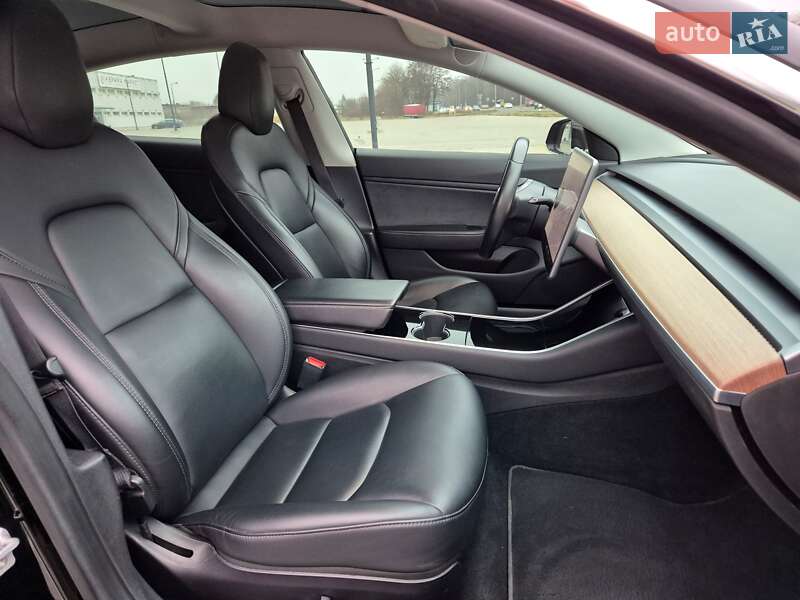 Седан Tesla Model 3 2018 в Львове