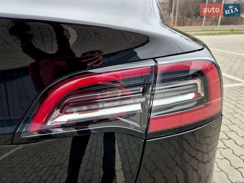 Седан Tesla Model 3 2018 в Львове