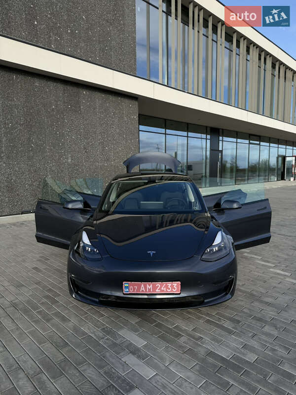 Седан Tesla Model 3 2023 в Ужгороде