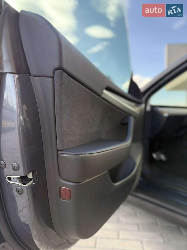Седан Tesla Model 3 2023 в Ужгороде