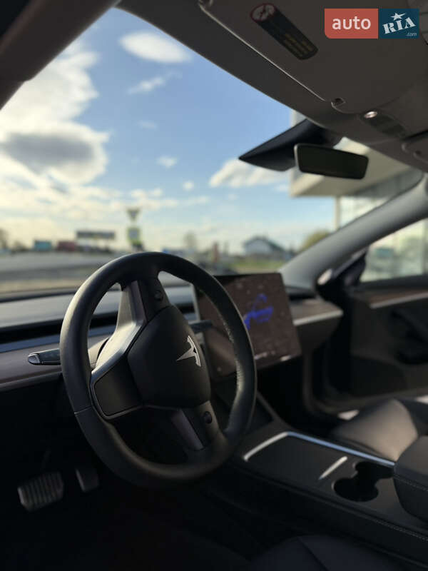 Седан Tesla Model 3 2023 в Ужгороде