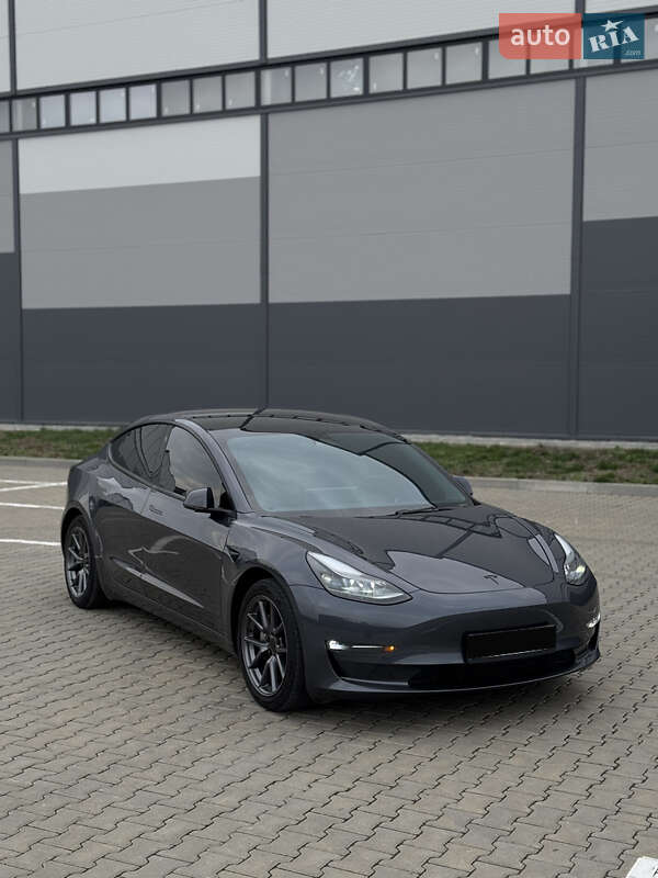 Седан Tesla Model 3 2023 в 
