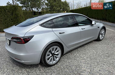 Седан Tesla Model 3 2022 в 