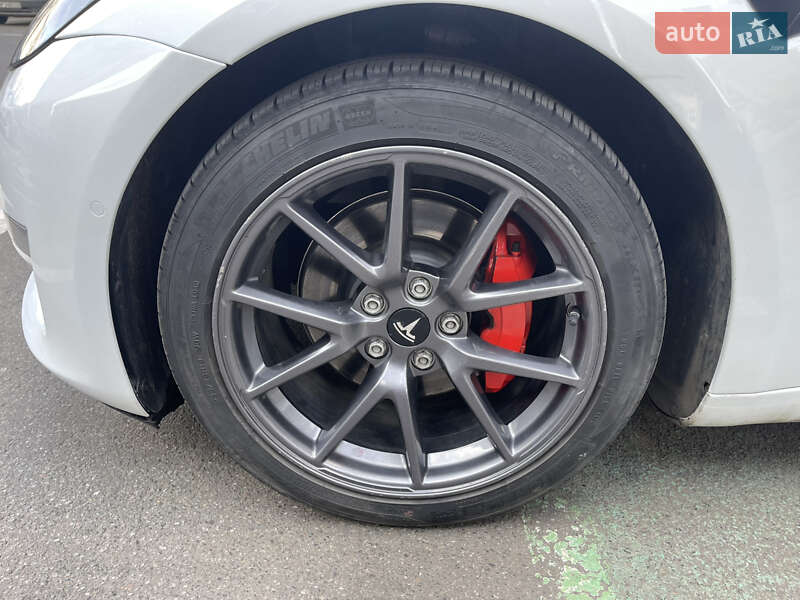 Седан Tesla Model 3 2021 в Киеве