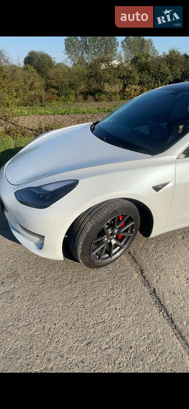 Седан Tesla Model 3 2021 в Киеве