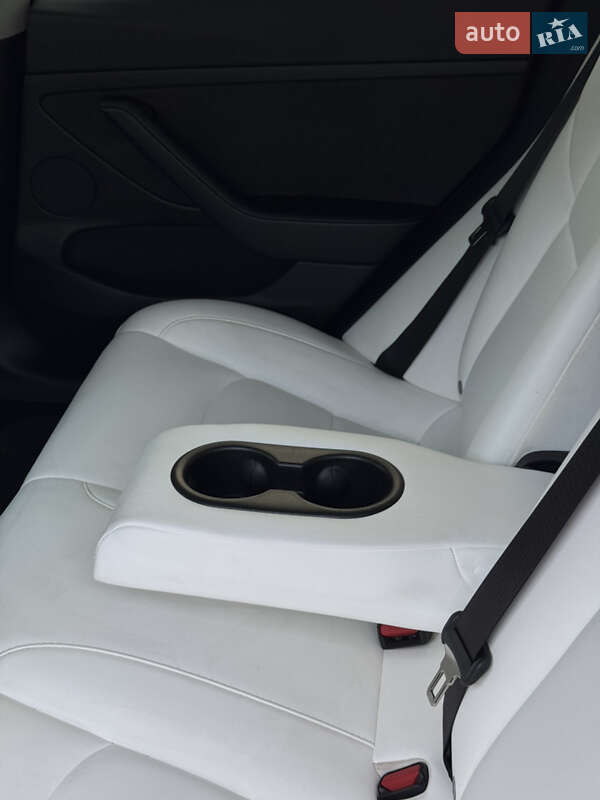 Седан Tesla Model 3 2022 в Черкассах