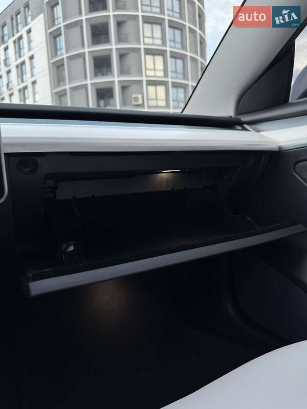 Седан Tesla Model 3 2022 в Черкассах