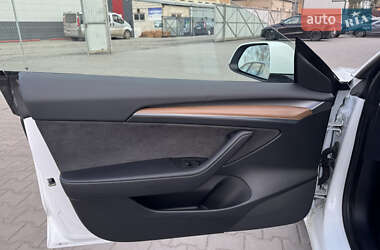 Седан Tesla Model 3 2023 в 