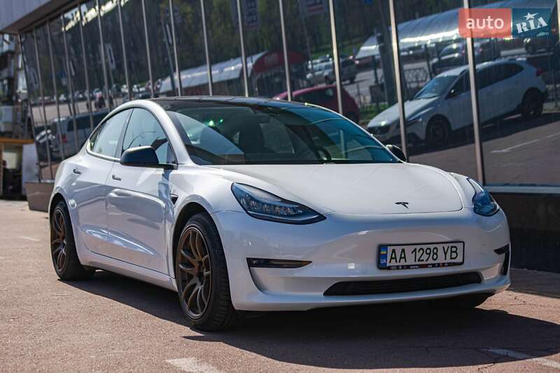 Седан Tesla Model 3 2019 в 