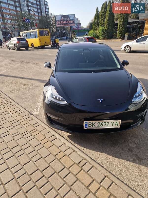 Седан Tesla Model 3 2018 в Ровно