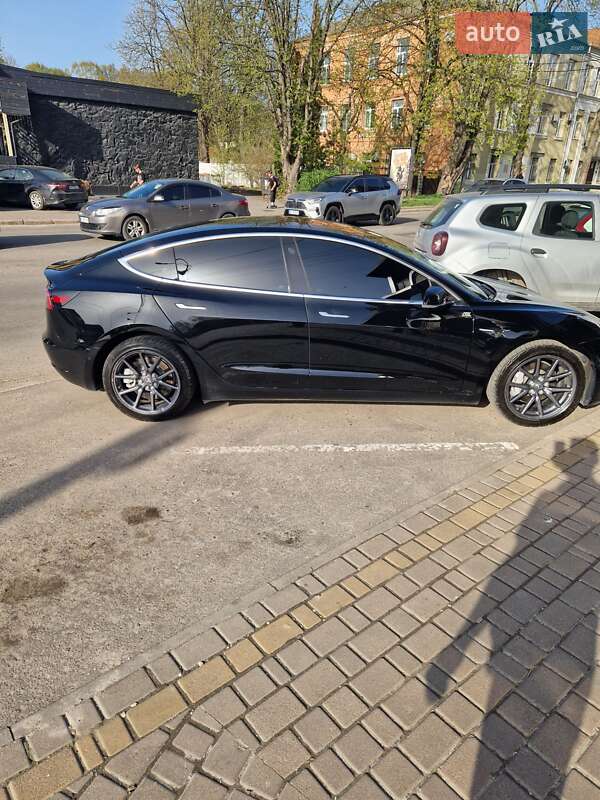 Седан Tesla Model 3 2018 в Ровно