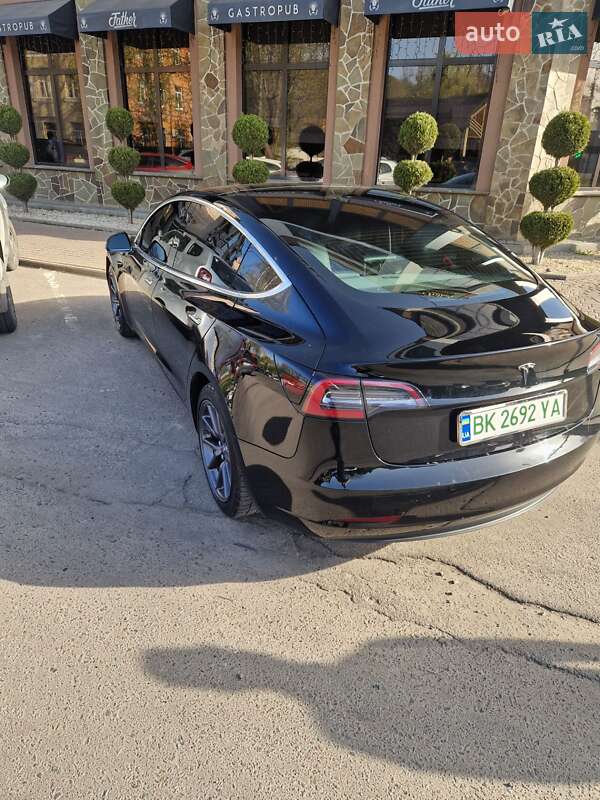 Седан Tesla Model 3 2018 в Ровно