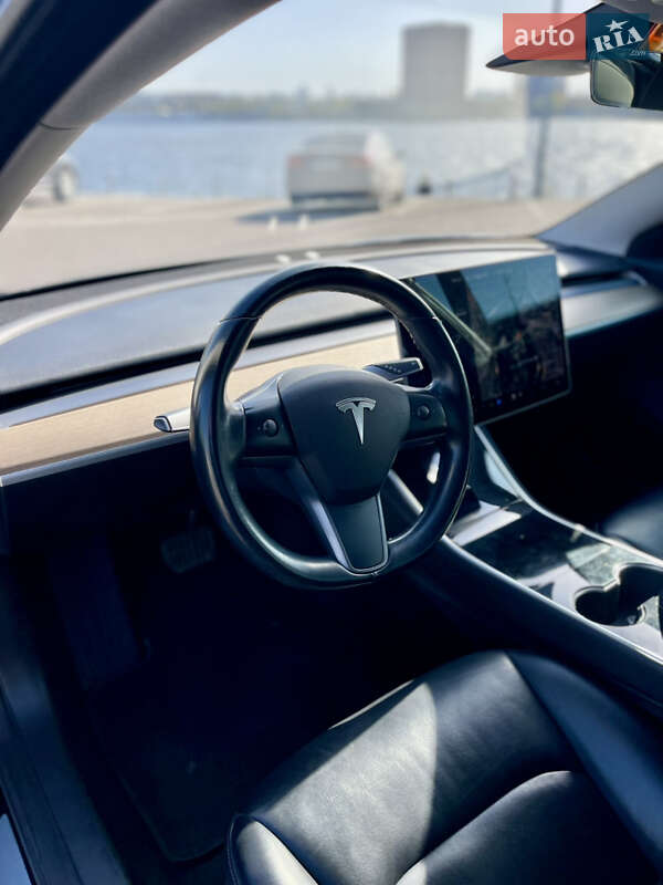 Седан Tesla Model 3 2018 в Києві
