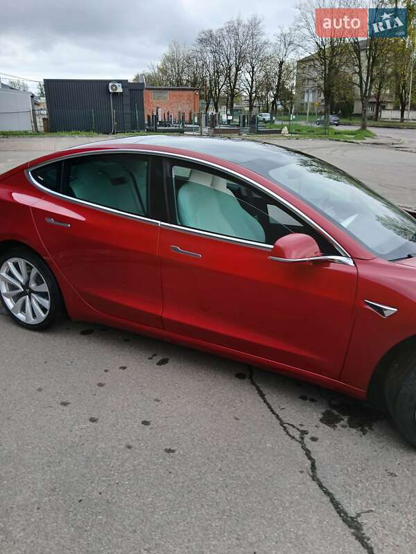 Седан Tesla Model 3 2019 в Львове