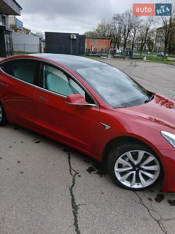 Седан Tesla Model 3 2019 в Львове