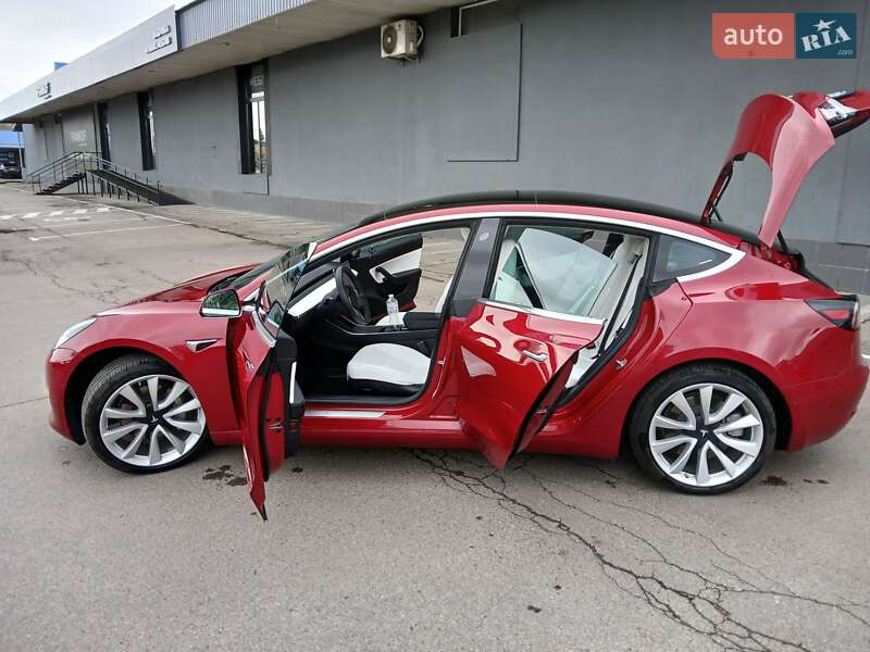Седан Tesla Model 3 2019 в Львове