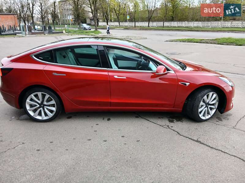 Седан Tesla Model 3 2019 в Львове