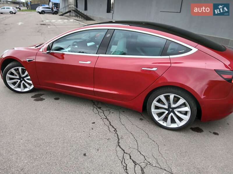 Седан Tesla Model 3 2019 в Львове