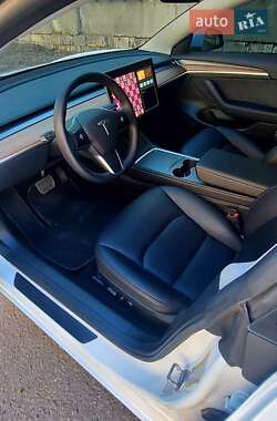 Седан Tesla Model 3 2022 в 