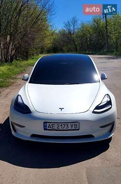 Седан Tesla Model 3 2022 в 